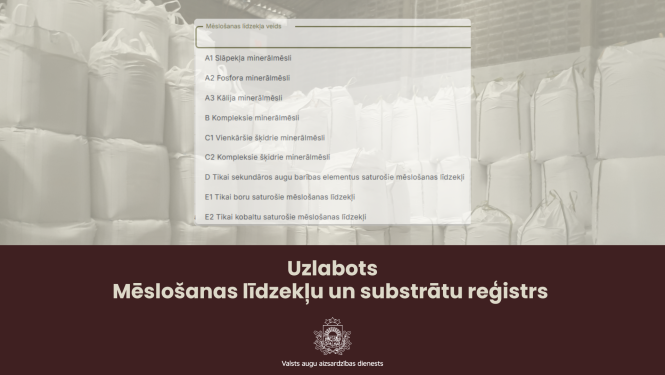 Fonā mēslošanas līdzekļu maisi, priekšplānā ekrānšāviņš no VAAD jaunā Mēslošanas līdzekļu un substrātu reģistra