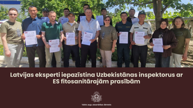 Latvijas eksperti pasniedz Uzbekistānas inspektoriem mācību sertifikātus.