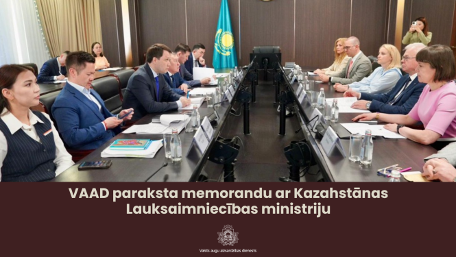 Latvijas delegācijas pārstāvji kopīgi sēž ap galdu Kazahstānas Lauksaimniecības ministrijas apsriežu zālē.