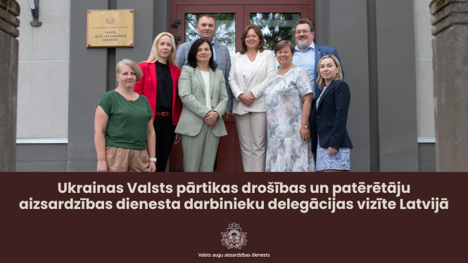 Latvijas un Ukrainas eksperti stāv uz kāpnēm pie Valsts augu aizsardzības dienesta ieejas durvīm