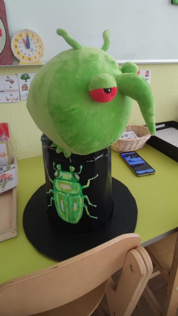 Pestijs un cepure ar pielīmētu kukaiņa attēlu