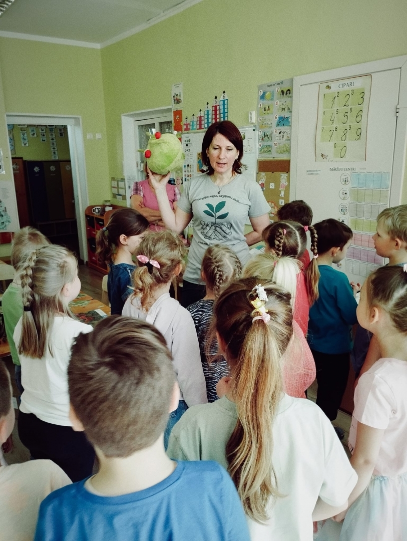Jūlija rāda bērniem Pestiju