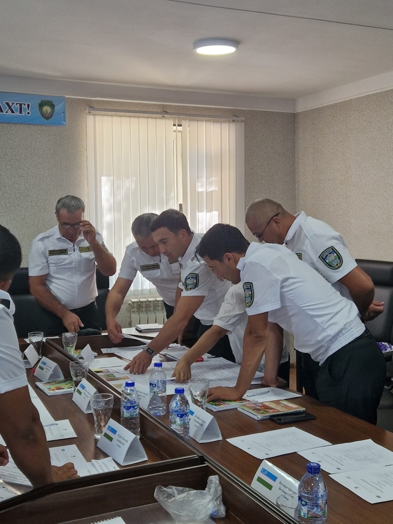 Uzbekistānas inspektori teorētiskajās apmācībās.
