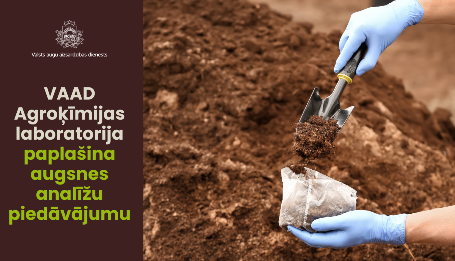 No kūdras kaudzes nelielā plastmasas maisiņā tiek iebērts augsnes paraugs ar metāla lāpstiņu.