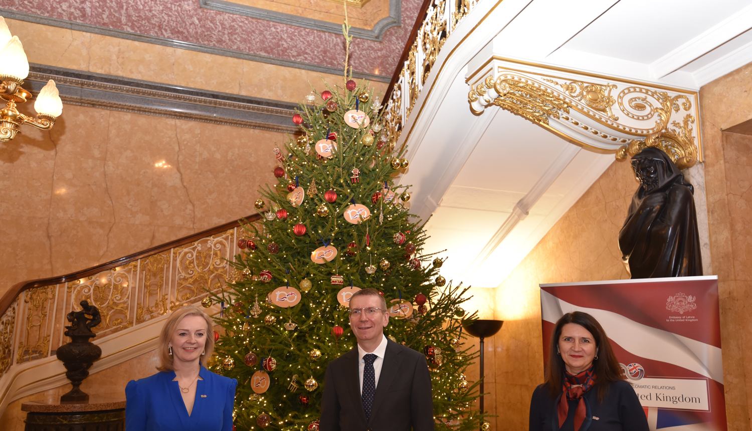 Apvienotās Karalistes ārlietu ministre, Latvijas ārlietu ministrs un Latvijas vēstniece Apvienotajā Karalistē pie Ziemassvētku egles  