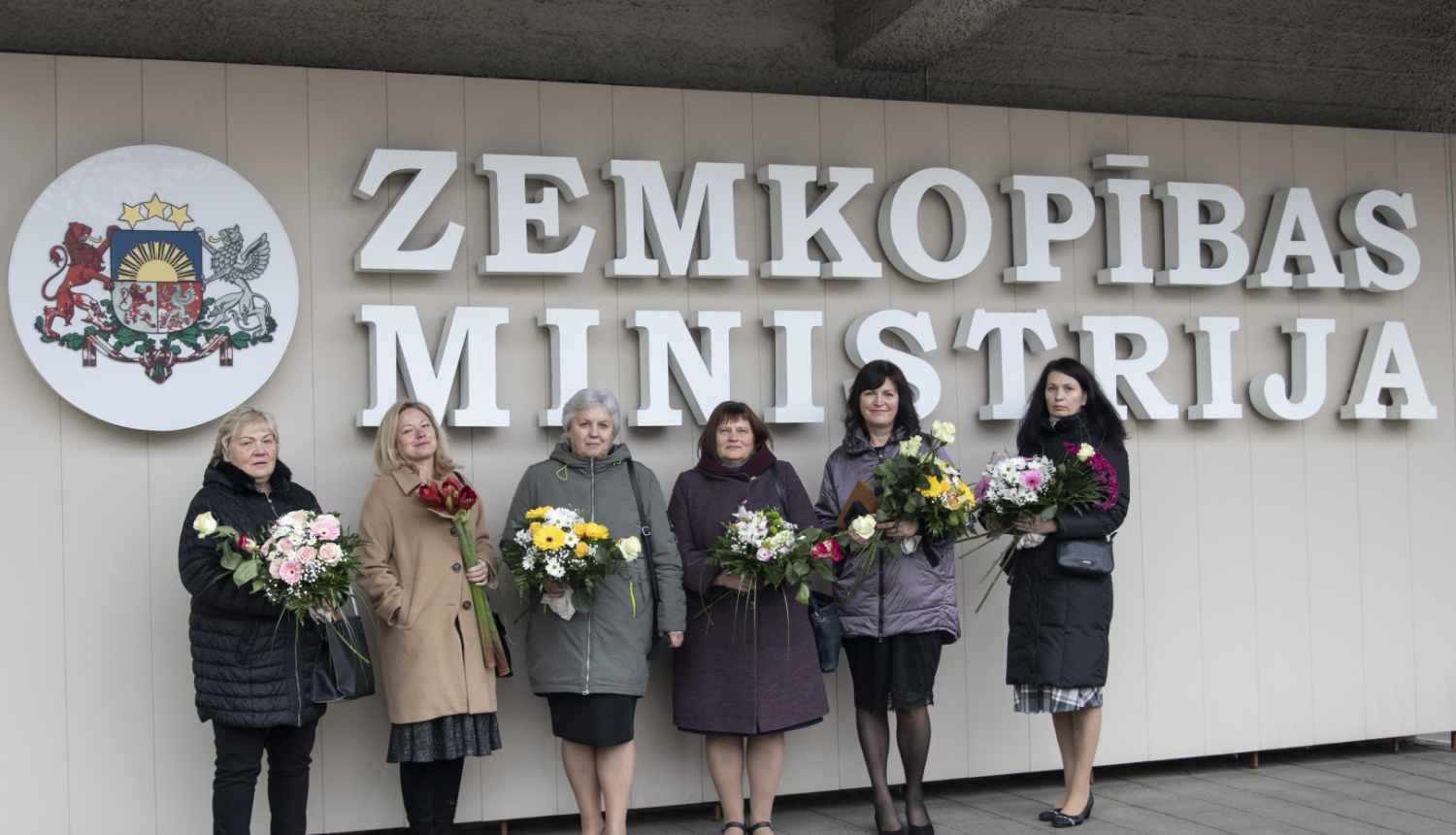 Apbalvotās darbinieces un VAAD direktore pa ZM ēkas