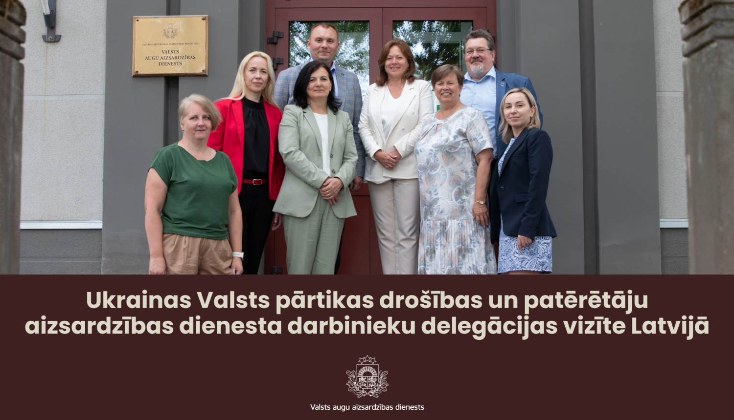 Latvijas un Ukrainas eksperti stāv uz kāpnēm pie Valsts augu aizsardzības dienesta ieejas durvīm