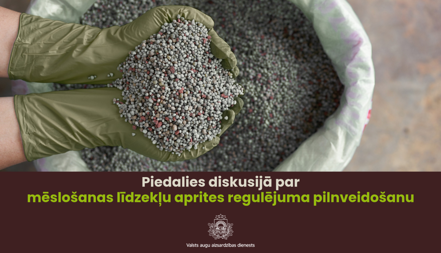 Cimdotās plaukstās iegrābta sauja ar mēslošanas līdzekļa ganulām, zem plaukstām redzams pilns mēslošanas līdzekļa maiss.