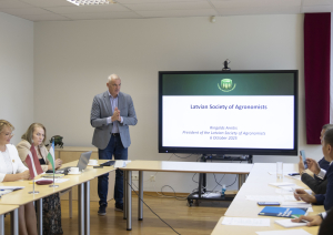 Latvijas Agronomu biedrības prezidents R. Arnītis sniedz runu