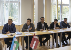 Uzbekistānas delegācijas pārstāvji vizītes atklāšanas pasākumā