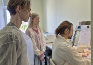 trīs jauni cilvēki iepazīst laboratorijas darbu