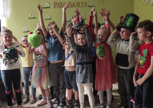 Bērnu grupiņa, priecīgi ar paceltām rokām