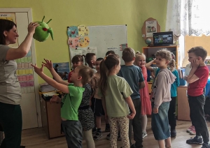 Jālija  rāda pestiju, bērni sastājušies un skatās, paceltas rokas, kāds grib patausīt mantu