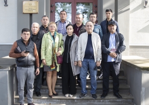Grupas bilde uz VAAD ēkas kāpnēm 