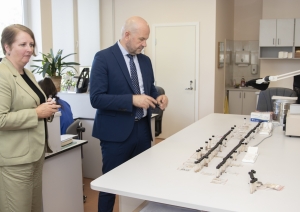 cilvēki laboratorijā