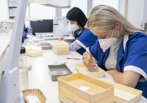 cilvēki laboratorijā