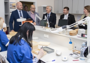 cilvēki laboratorijā