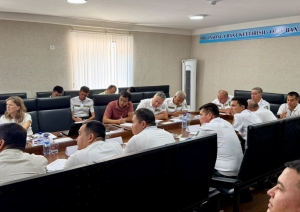 Uzbekistānas inspektori un Latvijas eksperti teorētiskajās apmācībās.