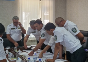Uzbekistānas inspektori teorētiskajās apmācībās.