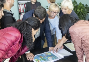 eksperti aplūko augšņu agroķīmiskās izpētes materiālu
