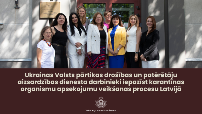 Ukrainas un Latvijas dienestu kolēģi pie Valsts augu aizsardzības dienesta galvenās ēkas ieejas pozē oficiālajam grupas foto