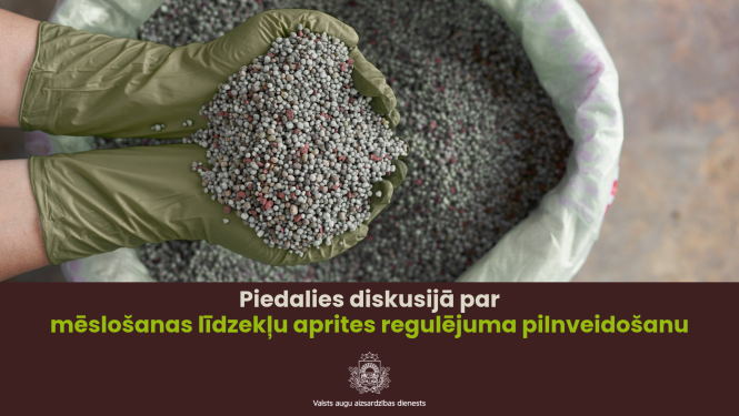 Cimdotās plaukstās iegrābta sauja ar mēslošanas līdzekļa ganulām, zem plaukstām redzams pilns mēslošanas līdzekļa maiss.