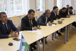 Uzbekistānas delegācijas pārstāvji pieraksta svarīgu informāciju.