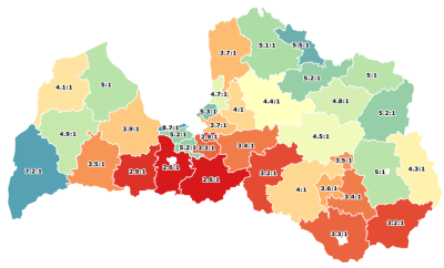Latvijas karte, kurā ar dažādām krāsām atzīmētas vidējās kalcija un magnija attiecības reģionos.