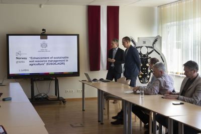 VAAD Agroķīmijas departamenta direktors Lauris Leitāns sniedz prezentāciju kopā ar vācu valodas tulku
