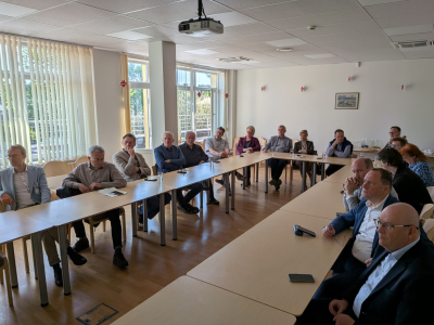 Vācijas delegācijas pārstāvji sanāksmju zālē sēž pie galda
