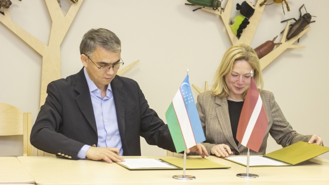 VAAD direktore un Uzbekistānas eksperts paraksta sadarbības protokolu
