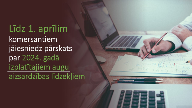 Labajā pusē roka ar zīmuli, dokumenti un klēpjdators, kreisajā teksts