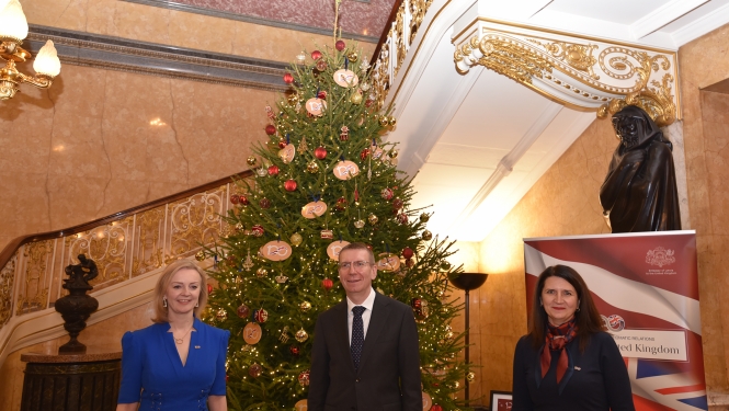 Apvienotās Karalistes ārlietu ministre, Latvijas ārlietu ministrs un Latvijas vēstniece Apvienotajā Karalistē pie Ziemassvētku egles  