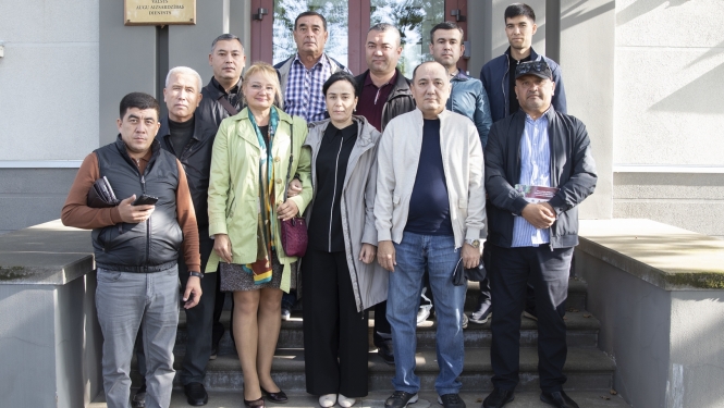 Grupas bilde uz VAAD ēkas kāpnēm 