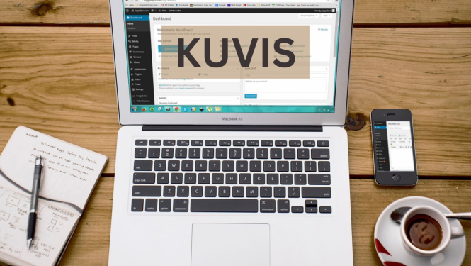 Atvērts klēpjdators. Ekrāna vidū uzraksts "KUVIS".