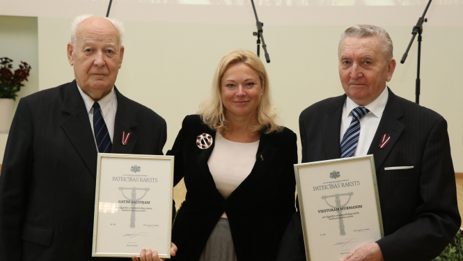 Ministru prezidenta Pateicības rakstus pasniedz Gatim Galviņam un Viesturam Mūrmanim