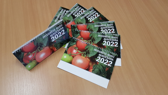 Uz galda izlikti vairāki kalendāri