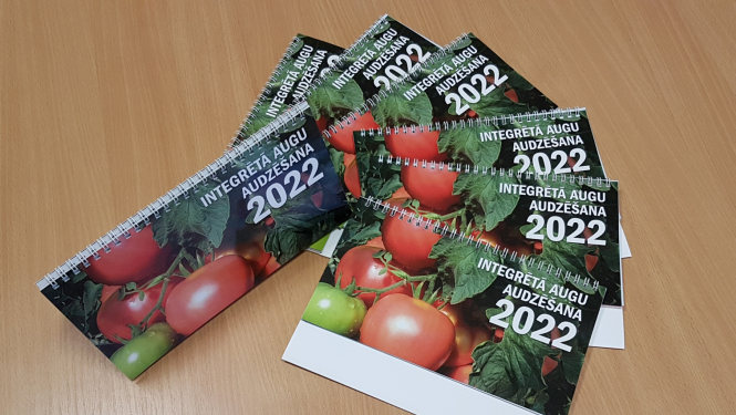 Vairāki kalendāri izlikti uz galda