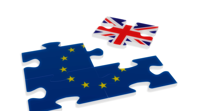 ES karogs un Apvienotās karalistes karodziņi kā puzles gabaliņi