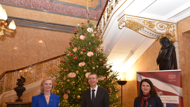 Apvienotās Karalistes ārlietu ministre, Latvijas ārlietu ministrs un Latvijas vēstniece Apvienotajā Karalistē pie Ziemassvētku egles  