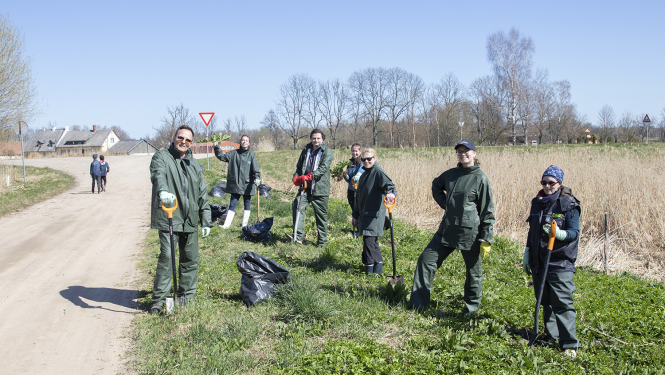 Lielās talkas dalībnieki latvāņu ierobezošanas talkā