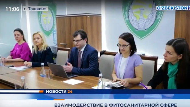 Latvijas delegācija vizītē Taškentā, centrā V.Ezers