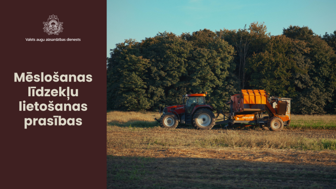 Fonā zilas debesis un mežs, priekšplānā lauks ar traktortehniku.