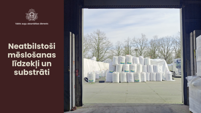 Kreisajā pusē teksts par neatbilstošiem mēslošanas līdzekļiem un substrātiem; labajā pusē viens uz otra sakrauti lieli, balti mēslošanas līdzekļu maisi, kas redzami caur noliktavas durvīm