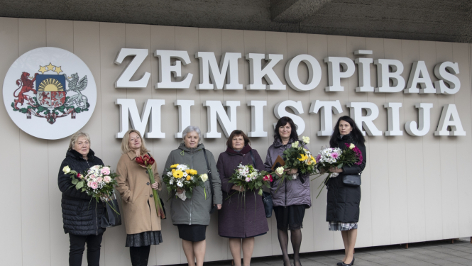 Apbalvotās darbinieces un VAAD direktore pa ZM ēkas