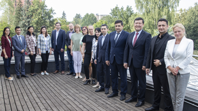 Latvijas un Uzbekistānas kolēģu kopējā bilde