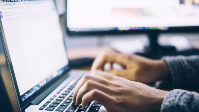 Portatīvais dators un rokas drukā tekstu