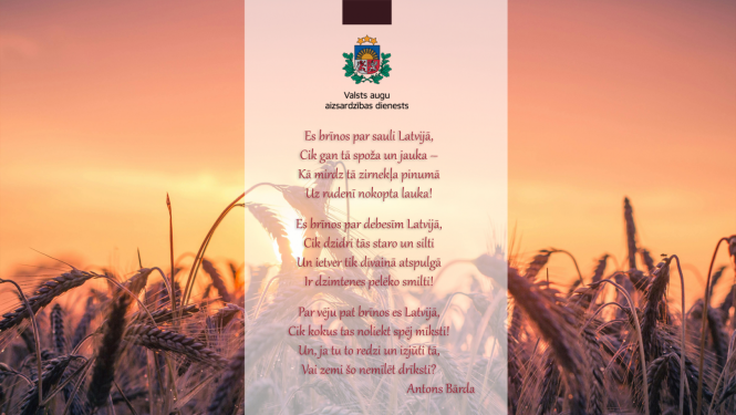 Apsveikuma kartiņa ar dzejoli, fonā labības lauks saulrietā