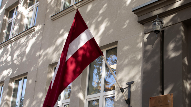 Latvijas karogs pie VAAD ēkas fasādes