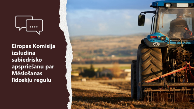 Traktors apstrādā augsmni, fonā lauku ainava